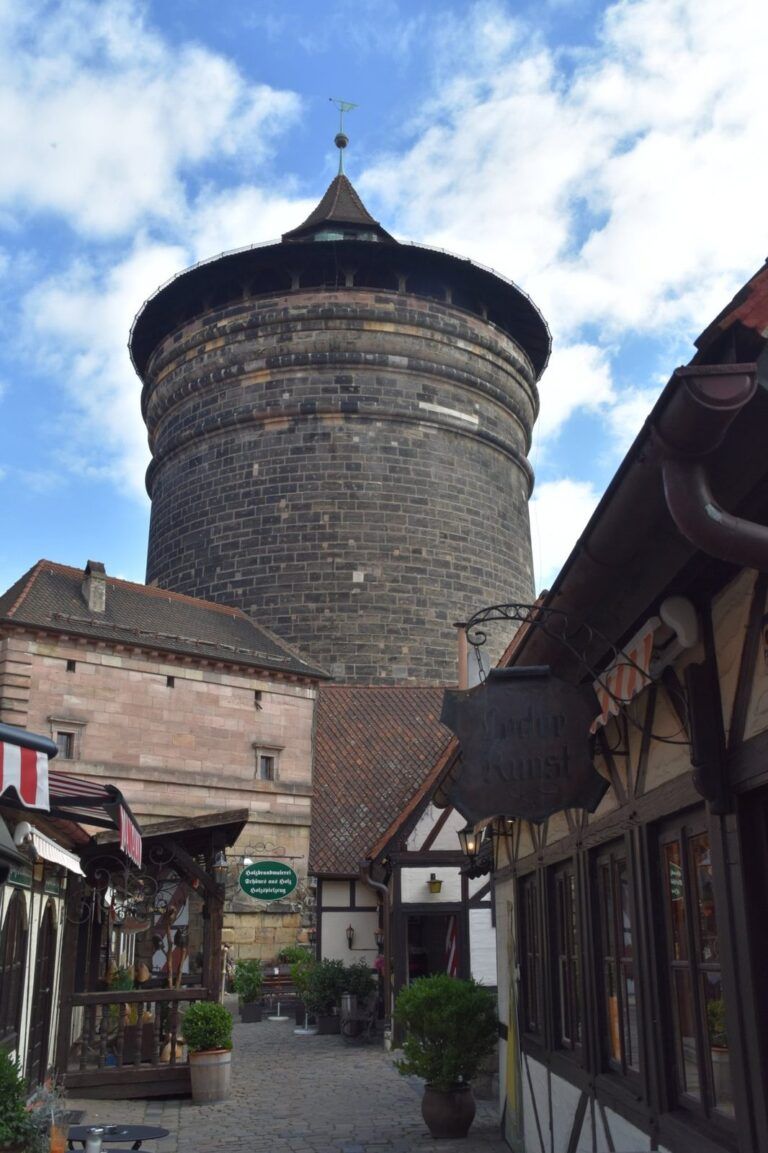 Torre de la Puerta de las Damas (Frauentorturm), junto al Patio de los Artesanos