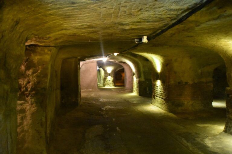 Túneles excavados en la roca bajo el casco antiguo de Núremberg