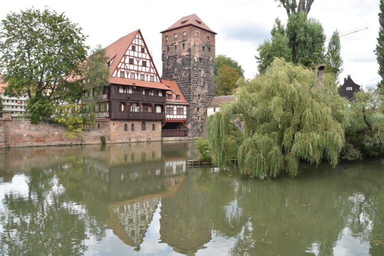 El Weinstadel y la torre del Agua junto al río Pegnitz