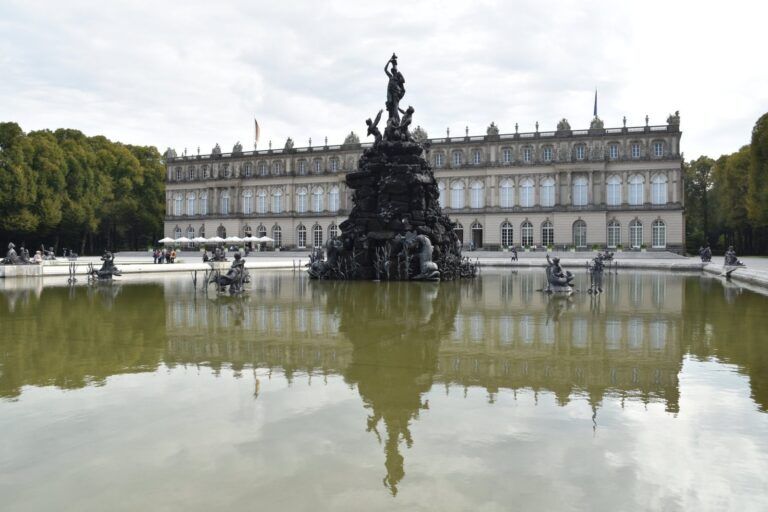 El palacio de Herrenchiemsee reflejado en el estanque