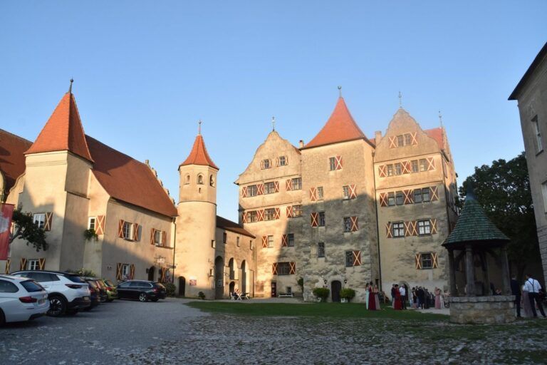 El patio del castillo de Harburg al atardecer