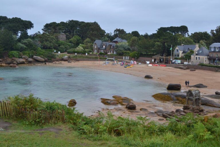 Playa y rocas de granito rosa en Ploumanac'h