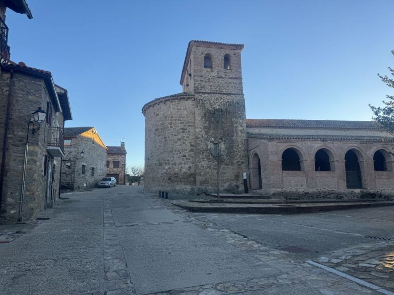 Ábside románico de la iglesia de Prádena del Rincón