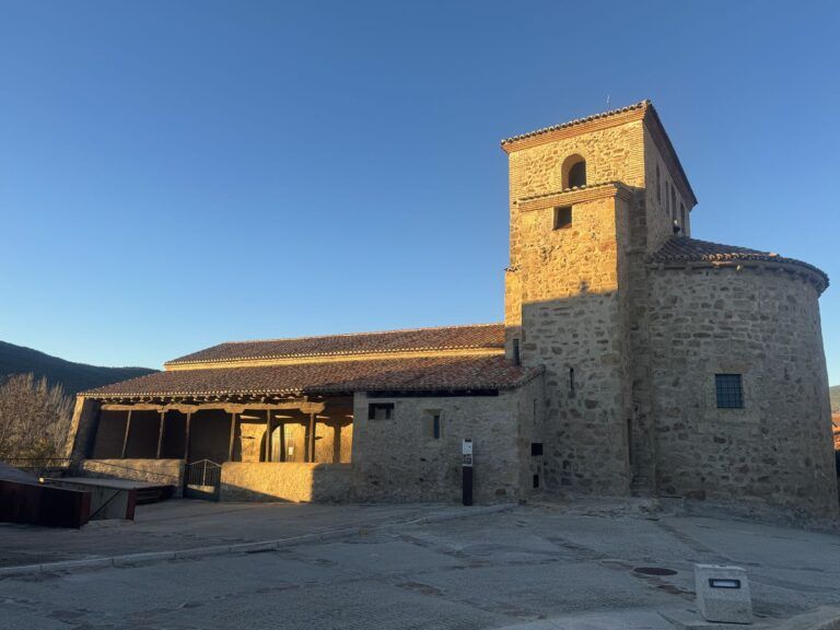 Iglesia de Santo Domingo de Silos en Prádena del Rincón, con su pórtico