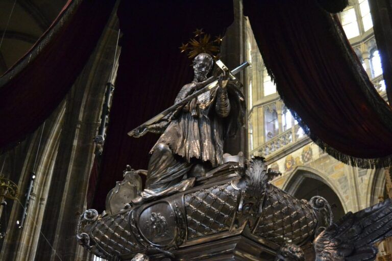 Tumba de plata de San Juan Nepomuceno en la catedral de San Vito