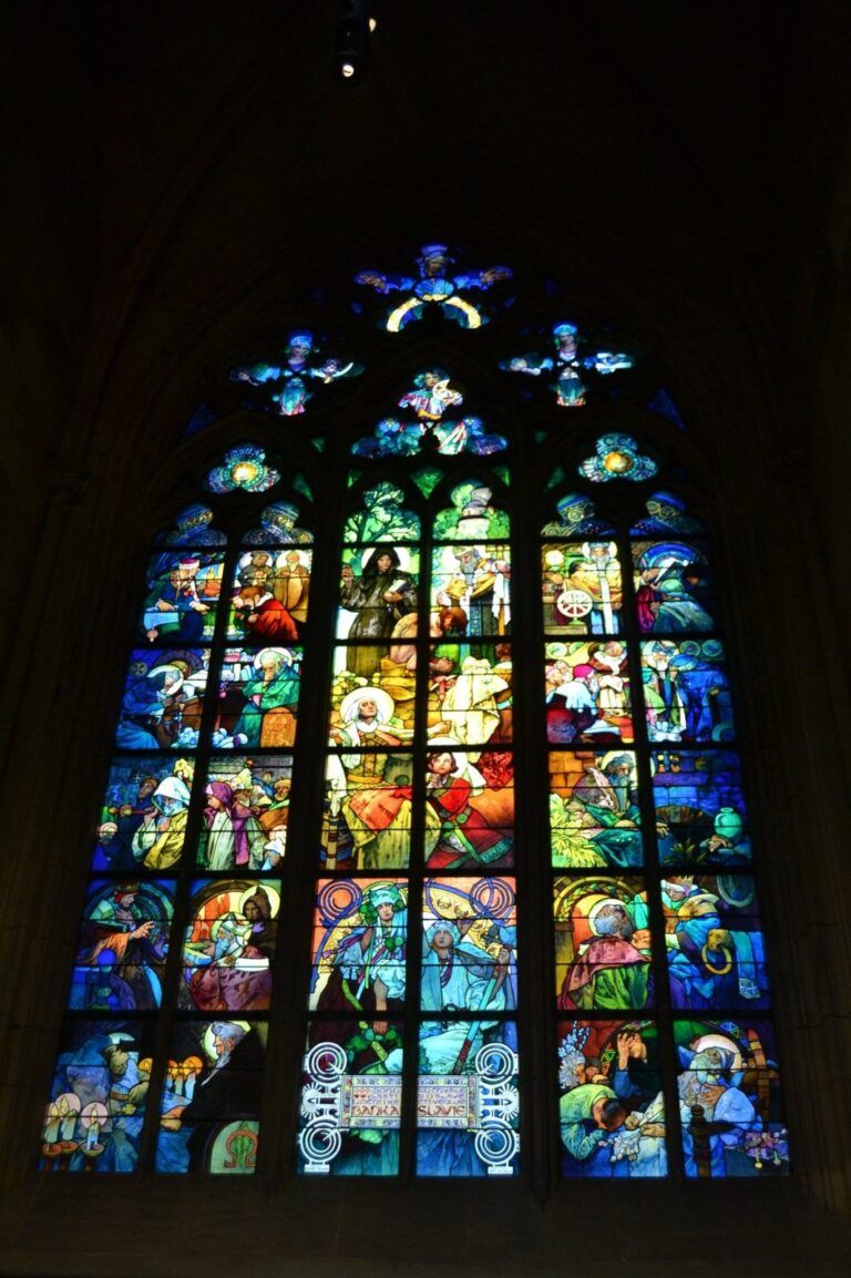 Vitral de Alfons Mucha en la catedral de San Vito