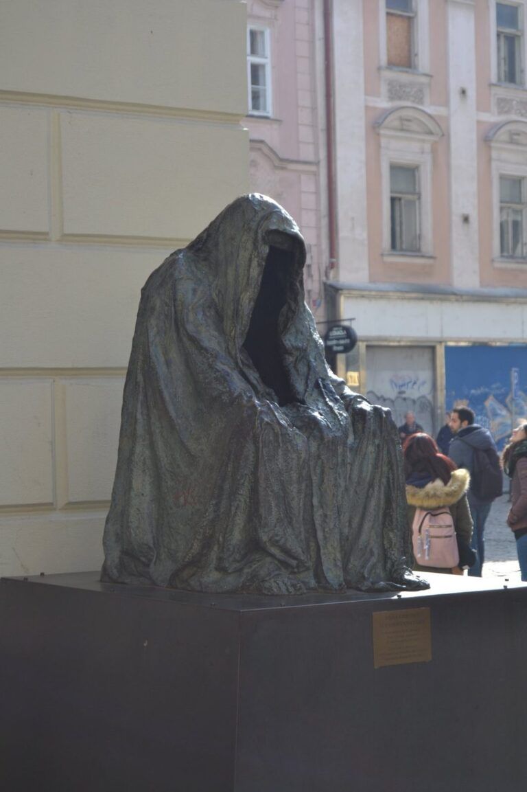 Estatua del Commendatore junto al Teatro de los Estados