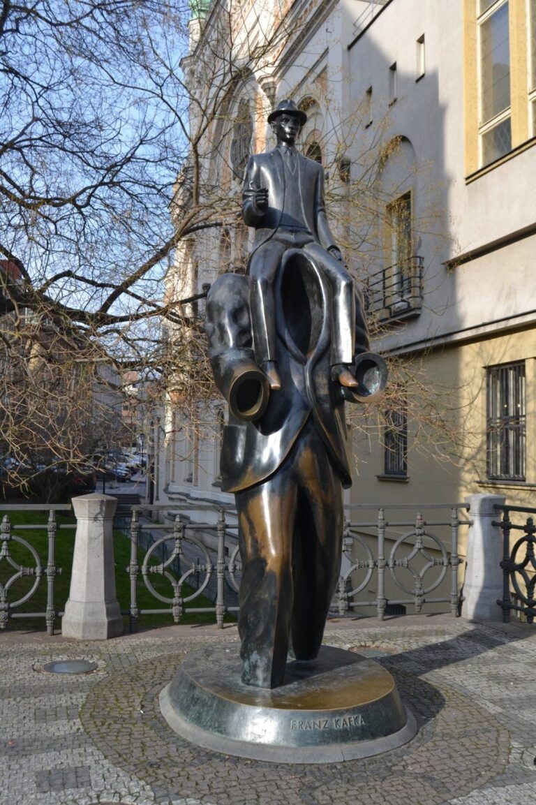 Estatua de Franz Kafka de Jaroslav Róna en el barrio judío