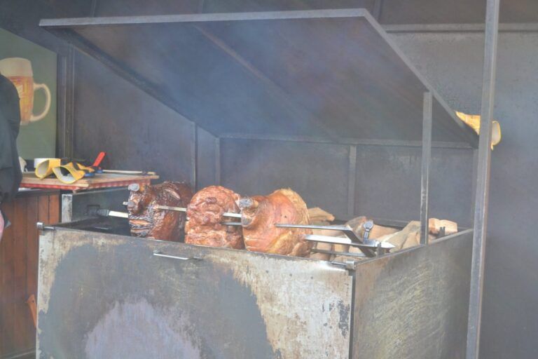 Jamón de Praga asado en un puesto de la Ciudad Vieja