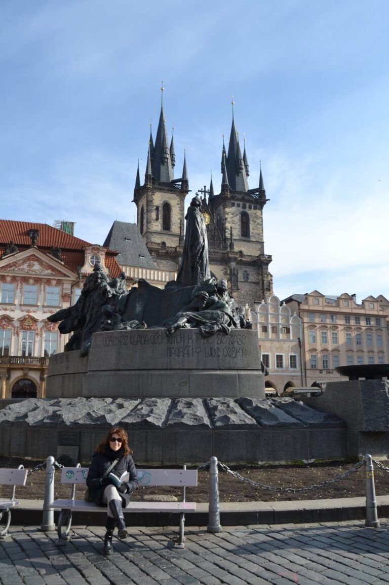 Monumento a Jan Hus con la iglesia de Týn al fondo