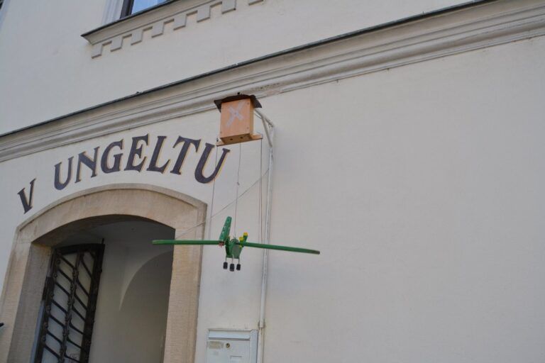Entrada al patio de Ungelt, detrás de la iglesia de Týn