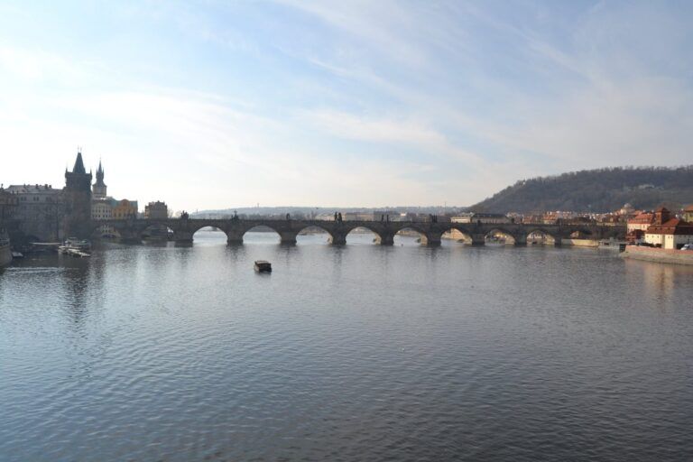 El Puente de Carlos sobre el Moldava por la mañana