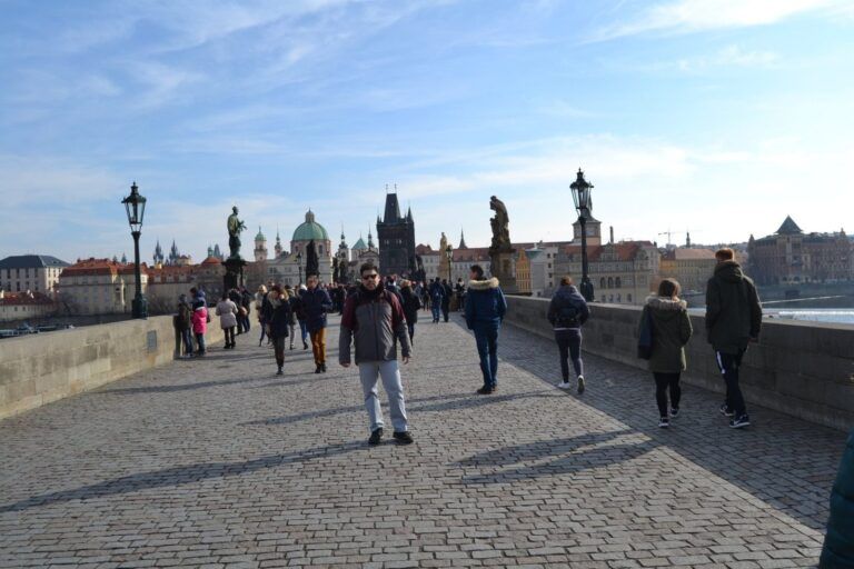 Paseo por el Puente de Carlos entre sus estatuas