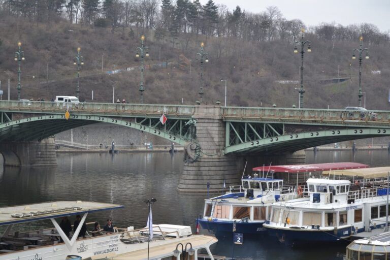 El río Moldava con los barcos turísticos en Praga