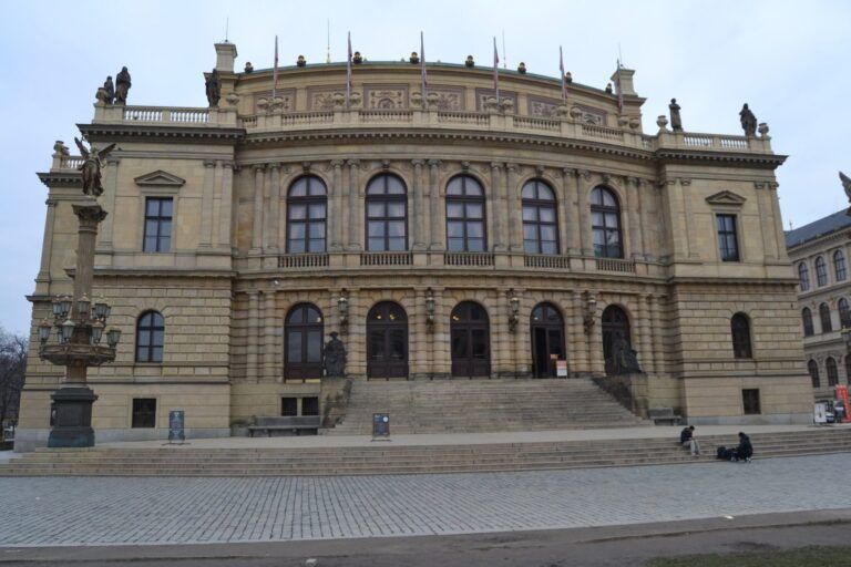 El Rudolfinum, sala de conciertos junto al Moldava