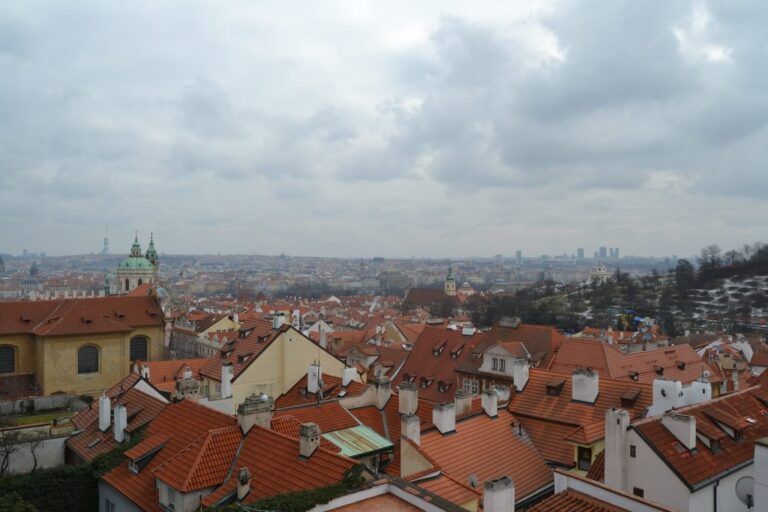 Tejados rojos de Malá Strana desde la subida al castillo