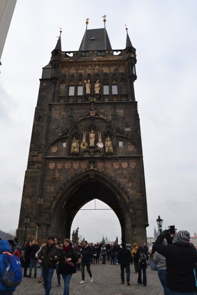 Torre del Puente de la Ciudad Vieja, a la entrada del Puente de Carlos