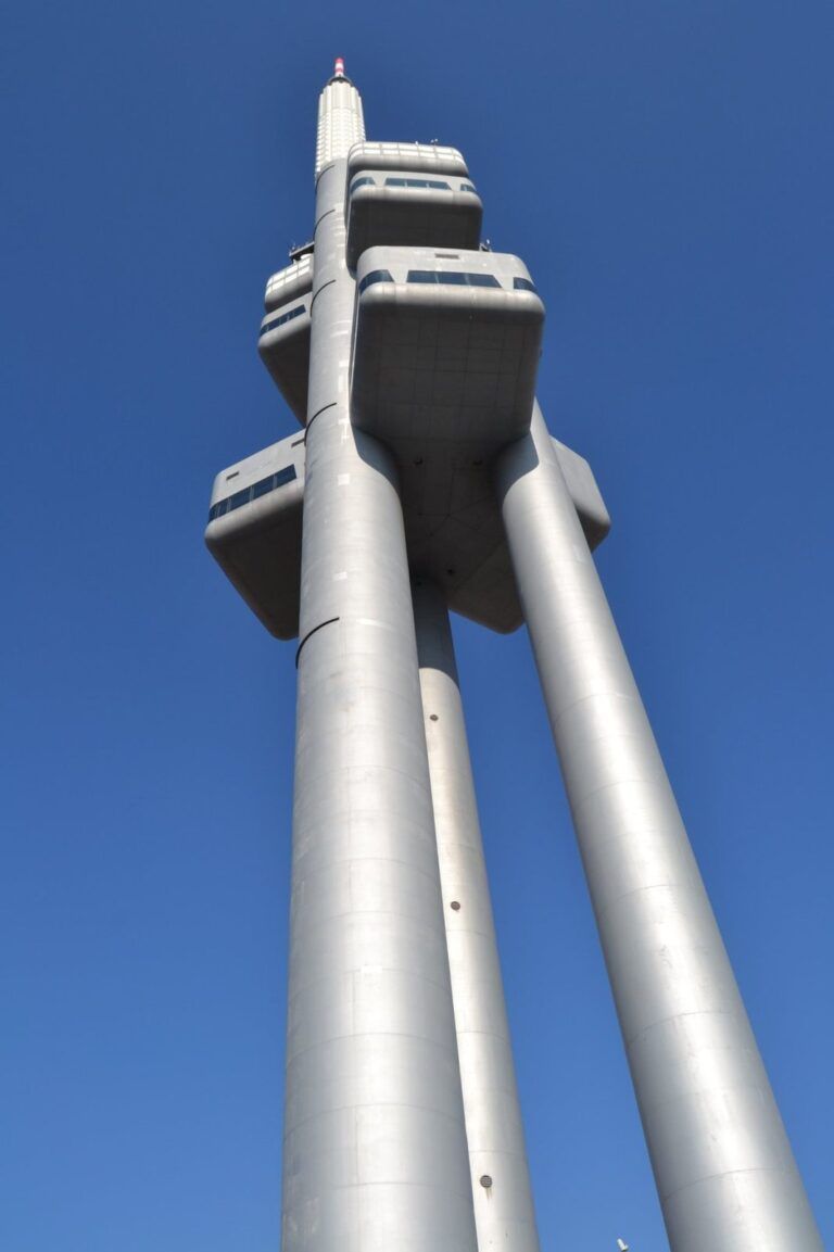 Torre de televisión de Žižkov con los bebés de David Černý