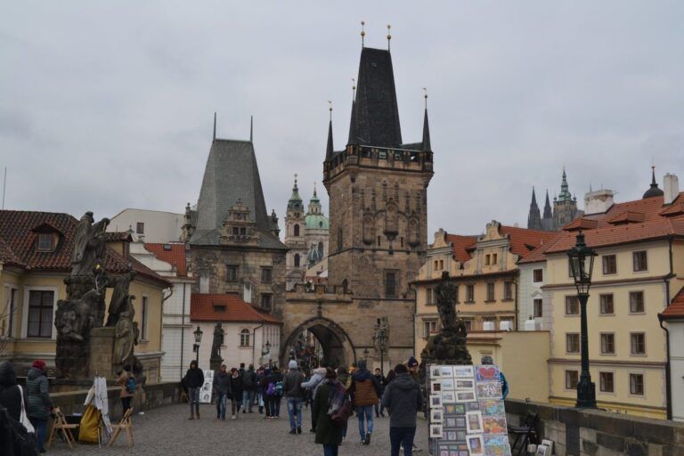 Las torres del puente de Malá Strana desde el Puente de Carlos