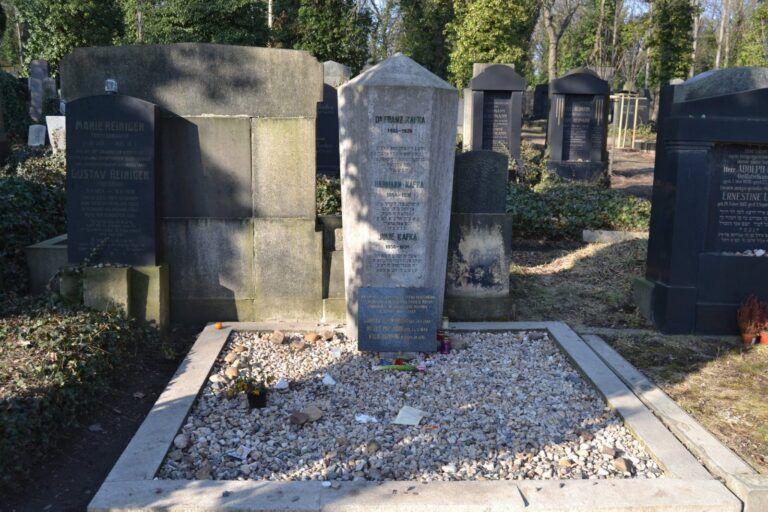 Tumba de Franz Kafka en el Nuevo Cementerio Judío