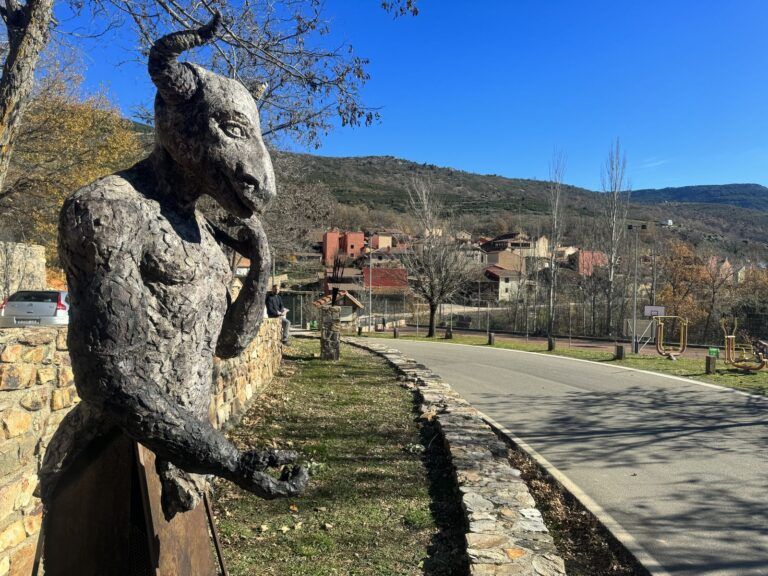 Escultura al aire libre en Puebla de la Sierra