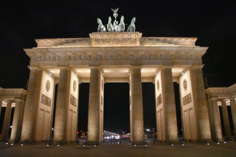 La Puerta de Brandeburgo iluminada de noche