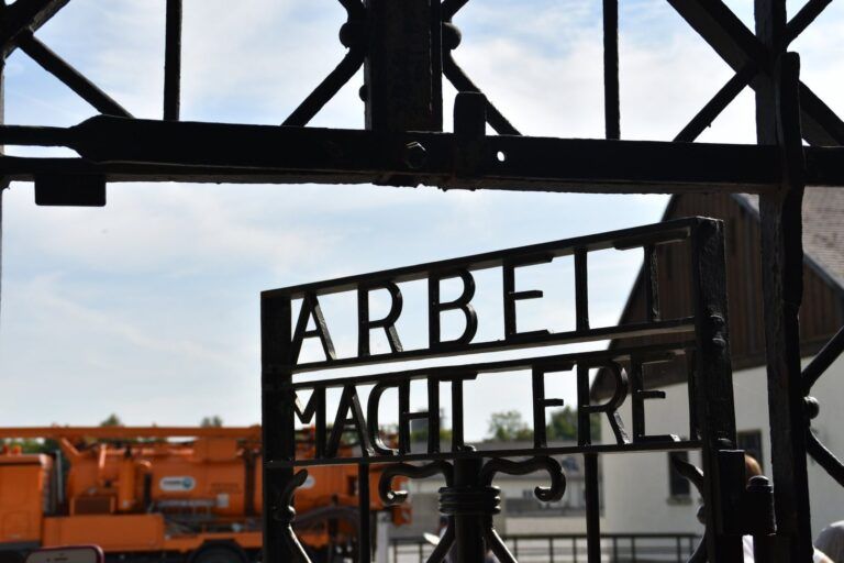 La puerta del campo de concentración de Dachau