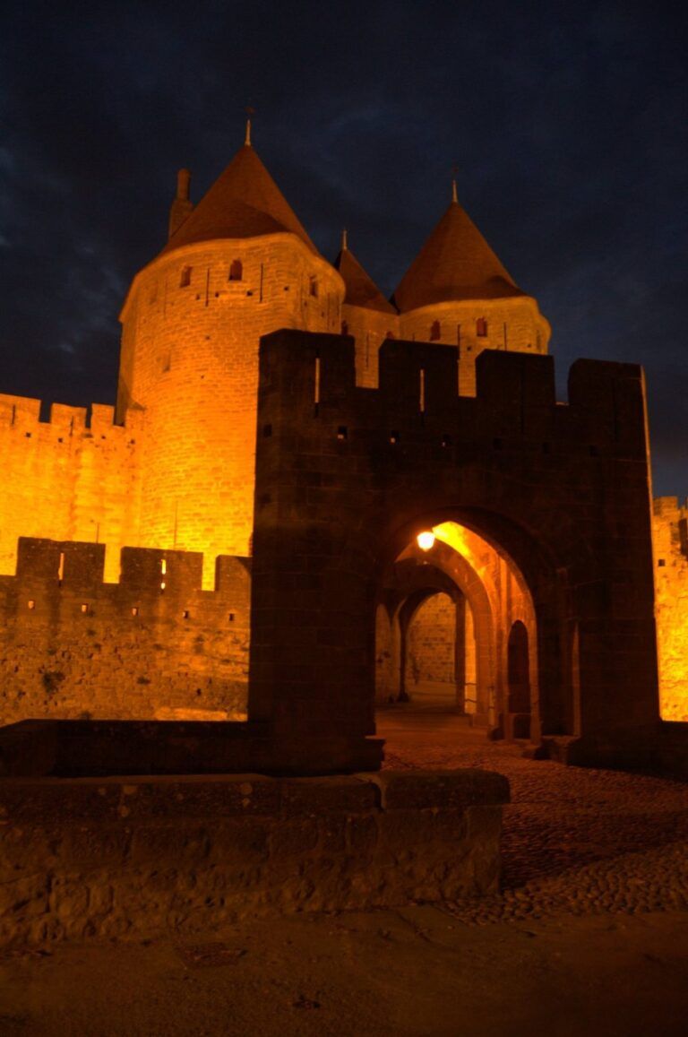 Una de las puertas de la Ciudadela de Carcasona, de noche