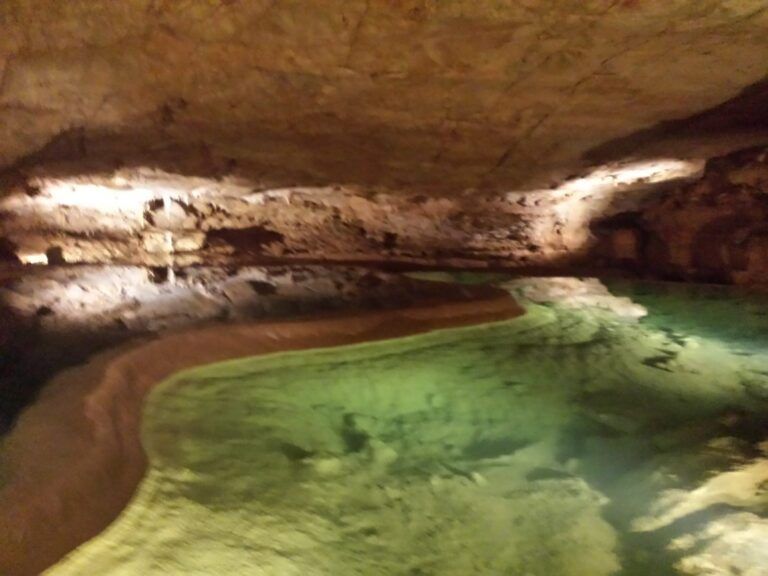 El río subterráneo de la sima de Padirac