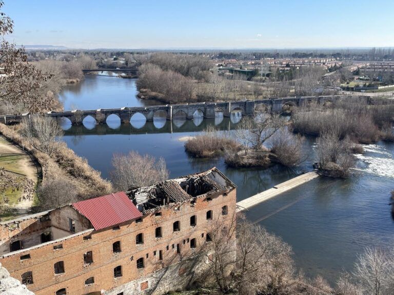 El puente medieval de Simancas sobre el Pisuerga