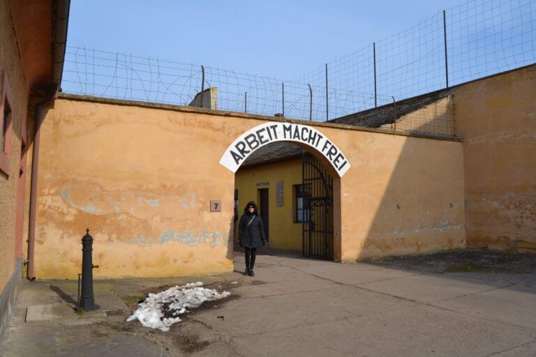Puerta con el lema Arbeit macht frei en la Pequeña Fortaleza de Terezín