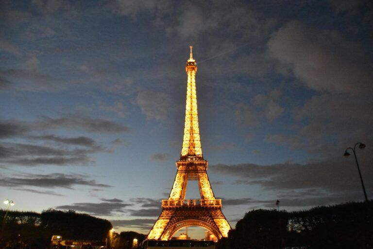 La Torre Eiffel iluminada al anochecer